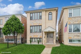 8010 W Addison St in Chicago, IL - Building Photo