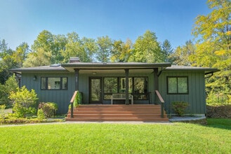 327 Co Rd 12 in East Meredith, NY - Foto de edificio - Building Photo