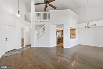 1304F Garden Wall Cir in Reston, VA - Foto de edificio - Building Photo