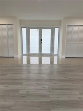 16453 NE 33rd Ave in North Miami Beach, FL - Foto de edificio - Building Photo