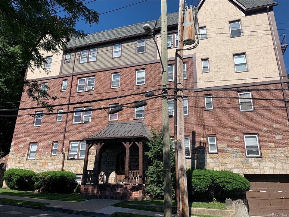 10 Oakridge Pl-Unit -2C in Eastchester, NY - Building Photo