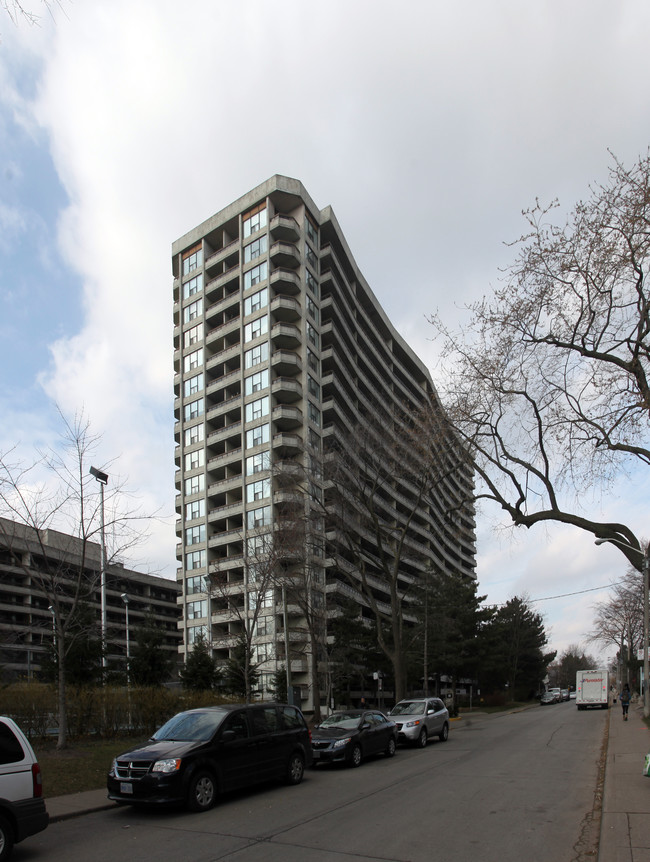 100 Quebec Ave in Toronto, ON - Building Photo - Building Photo