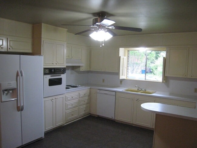 1127 Lake Dr in Kerrville, TX - Building Photo - Building Photo