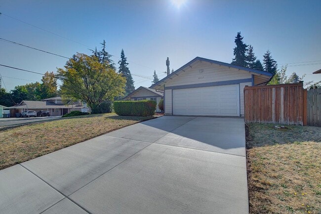 12157 SE 68th Pl in Bellevue, WA - Building Photo - Building Photo