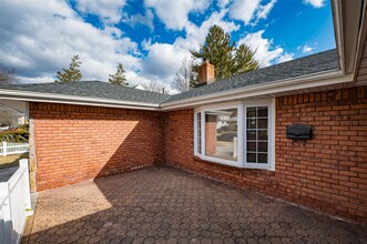 1656 Putney Rd in Valley Stream, NY - Foto de edificio - Building Photo