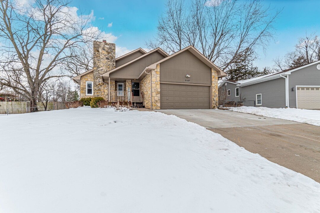 2107 Snowbird Dr in Manhattan, KS - Building Photo