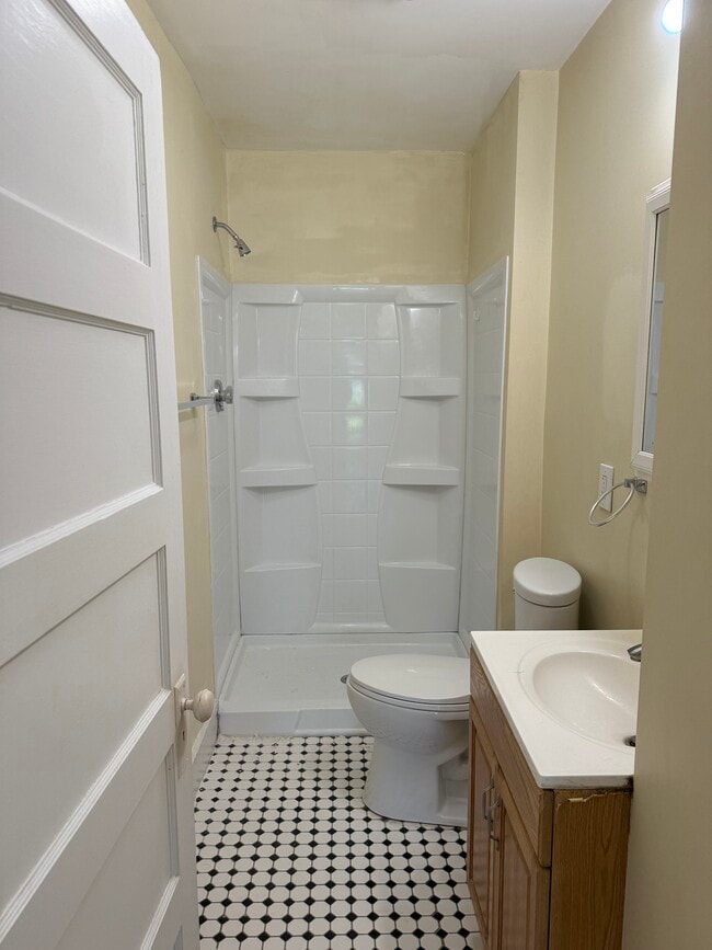 44 Dover St, Unit 1 in Worcester, MA - Foto de edificio - Building Photo