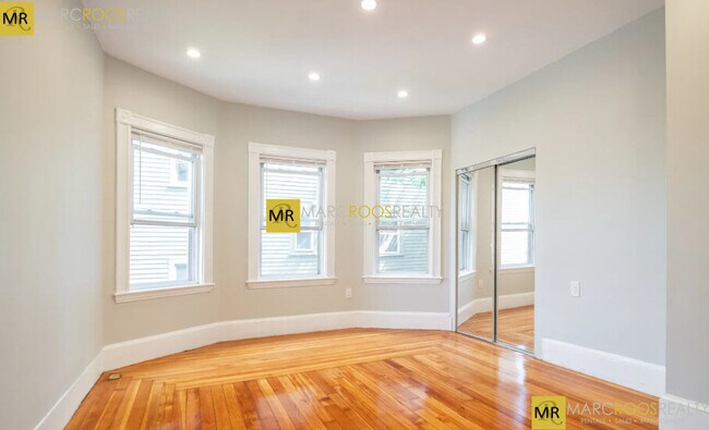 164 Hyde Park Ave in Boston, MA - Foto de edificio - Building Photo