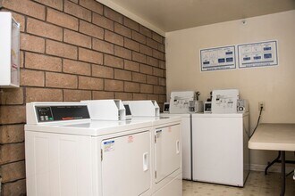 404 E Birch St in Brea, CA - Building Photo - Interior Photo