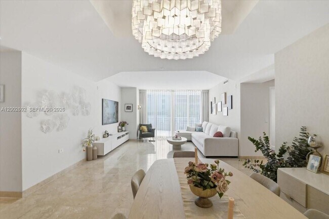 801 Brickell Key Blvd, Unit 409 in Miami, FL - Foto de edificio - Building Photo