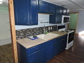 408 W Hilltop Ln in Silver Lake, IN - Building Photo - Building Photo