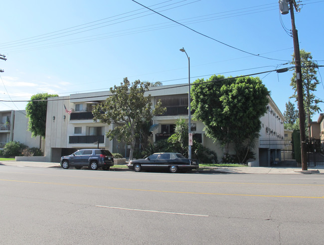 18600 Burbank Blvd in Tarzana, CA - Foto de edificio - Building Photo