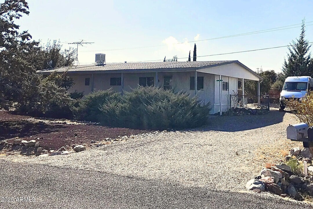 16134 S Rodeo Dr in Mayer, AZ - Foto de edificio
