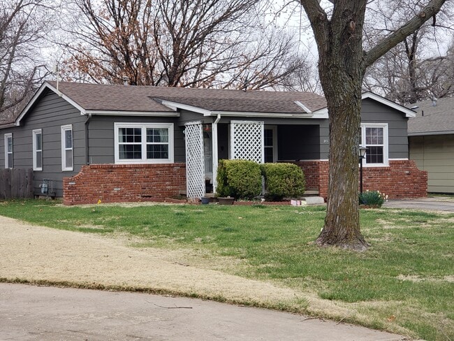 213 N Pecan St in Douglass, KS - Building Photo - Building Photo
