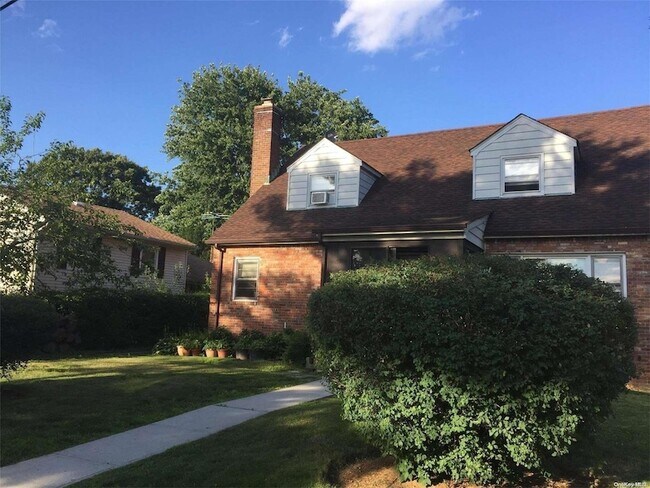 property at 2 Dogwood Ln