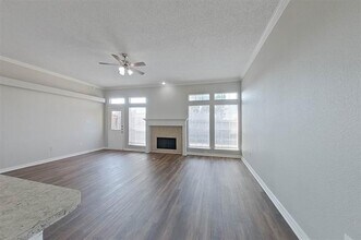 1362 Meadow Creek Dr in Lancaster, TX - Foto de edificio - Building Photo