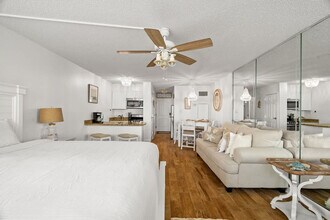 8817 S Thomas Dr in Panama City Beach, FL - Building Photo - Building Photo