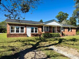 101 Hyacinth Ave in Castle Hayne, NC - Building Photo