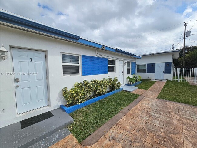 6130 Grant St in Hollywood, FL - Building Photo - Building Photo