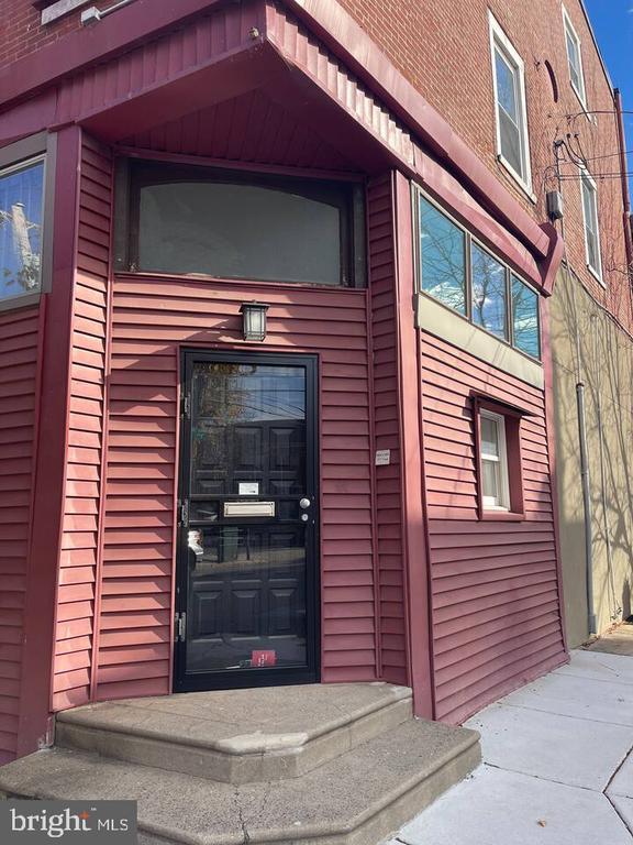 property at 949 S 3rd St