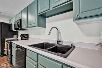 6406 Shelton Circle in Crestwood, KY - Building Photo - Building Photo