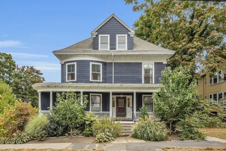 21 Newtonville Ave in Newton, MA - Foto de edificio - Building Photo