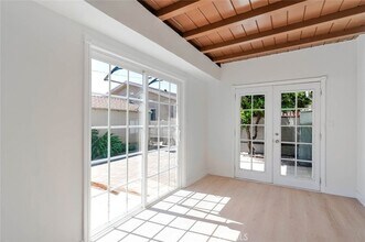11246 Saticoy St in Los Angeles, CA - Foto de edificio - Building Photo