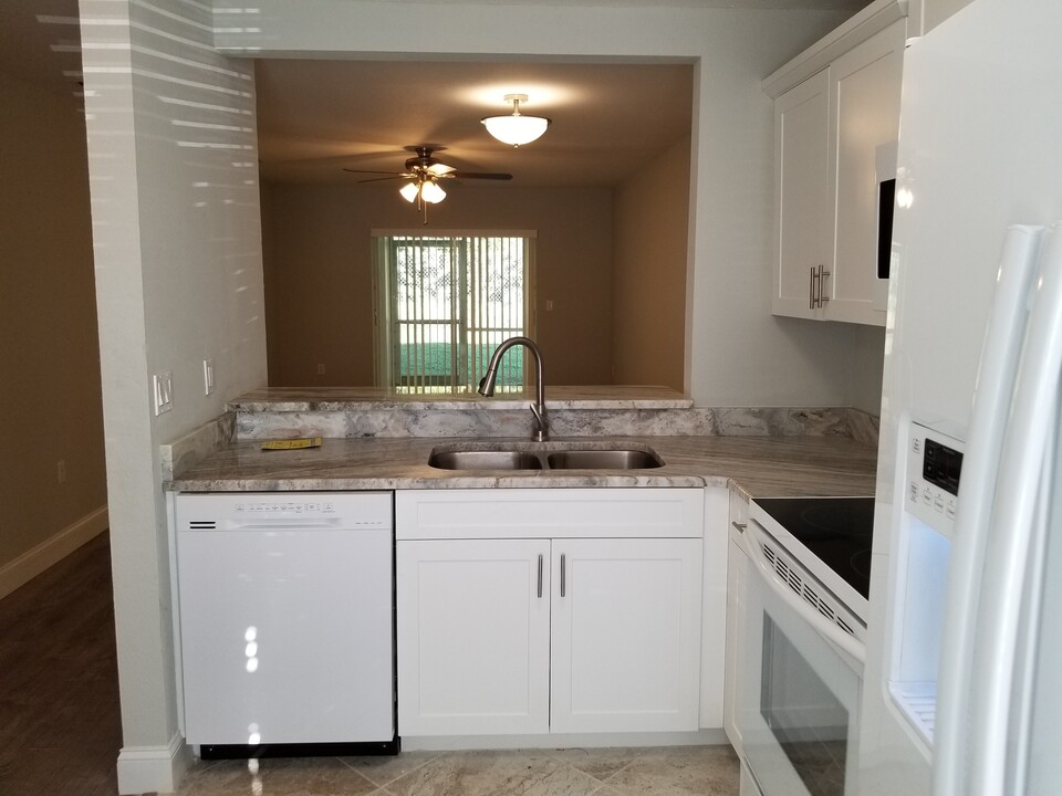 2914 Westmoreland Ct in New Port Richey, FL - Foto de edificio