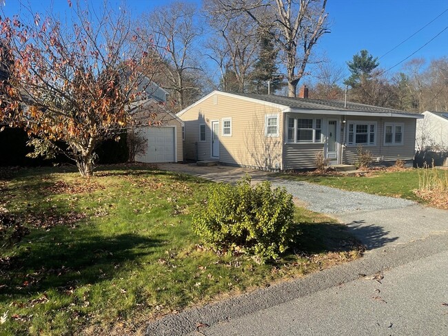 14 Tamarack Rd in Norton, MA - Foto de edificio - Building Photo