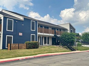 3203 W Walnut Hill Ln in Irving, TX - Building Photo - Building Photo