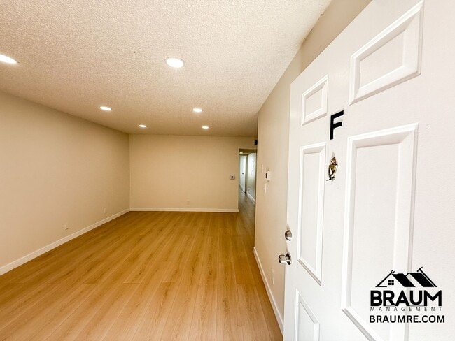 221 W Elm Ave in Burbank, CA - Building Photo - Building Photo