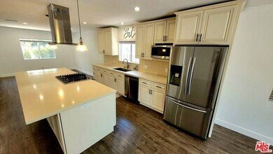 17629 Burbank Blvd in Los Angeles, CA - Building Photo - Building Photo