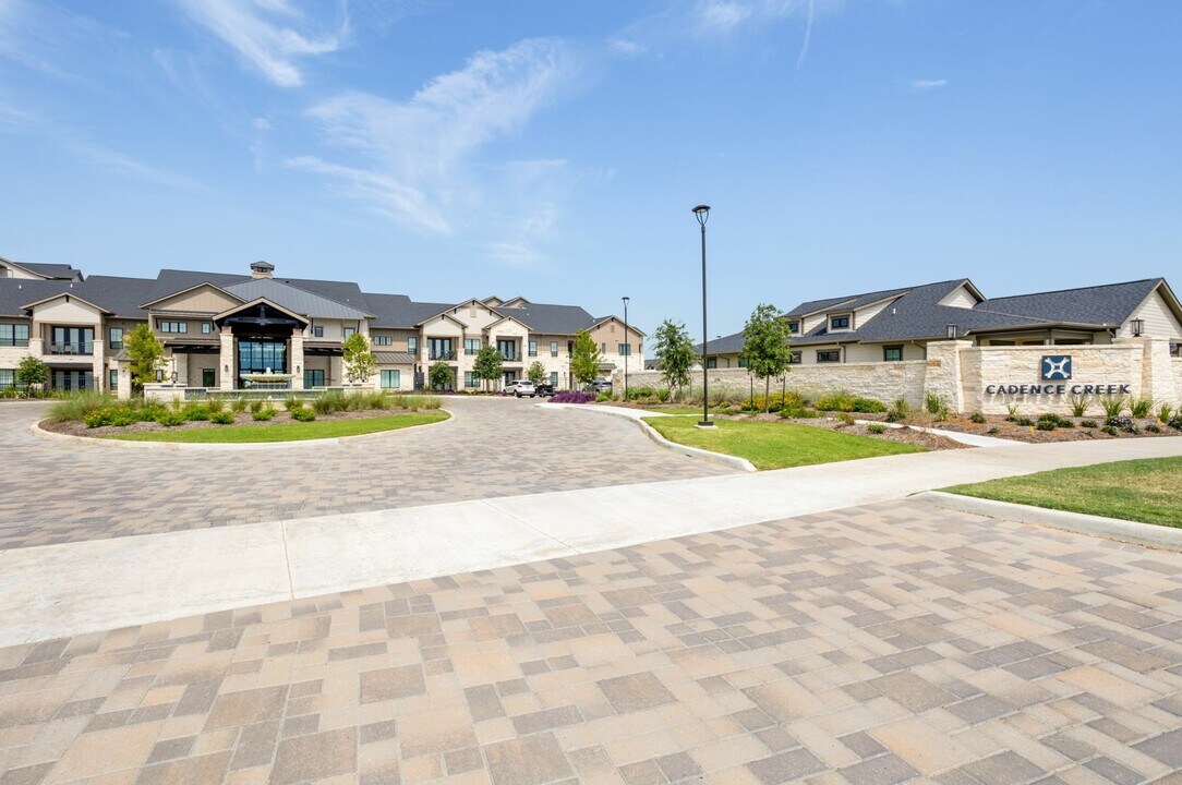 Cadence Creek at Towne Lake 55+ Active Adult Community in Cypress, TX - Foto de edificio