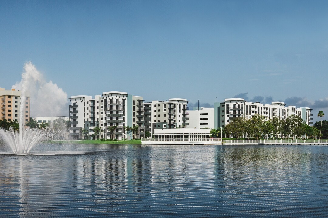 Windsor Cornerstone in Plantation, FL - Foto de edificio