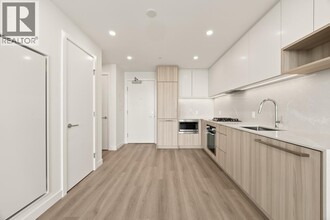 6087 Wilson Ave in Burnaby, BC - Building Photo - Building Photo