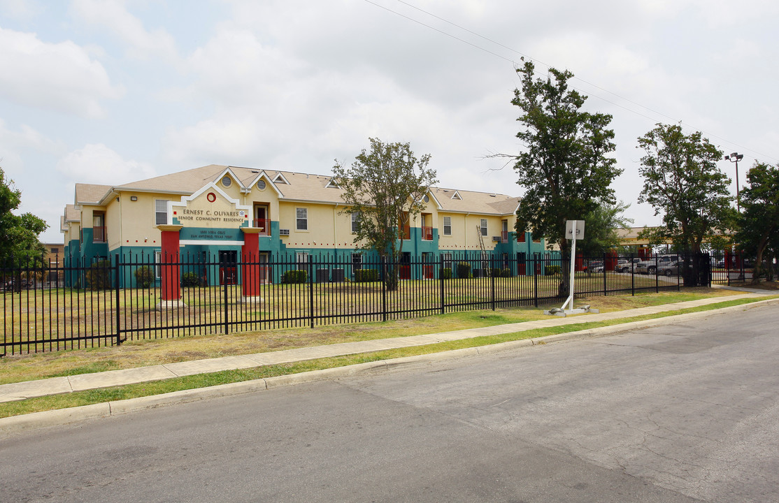 Ernest C. Olivares Senior Community Apartment in San Antonio, TX - Foto de edificio