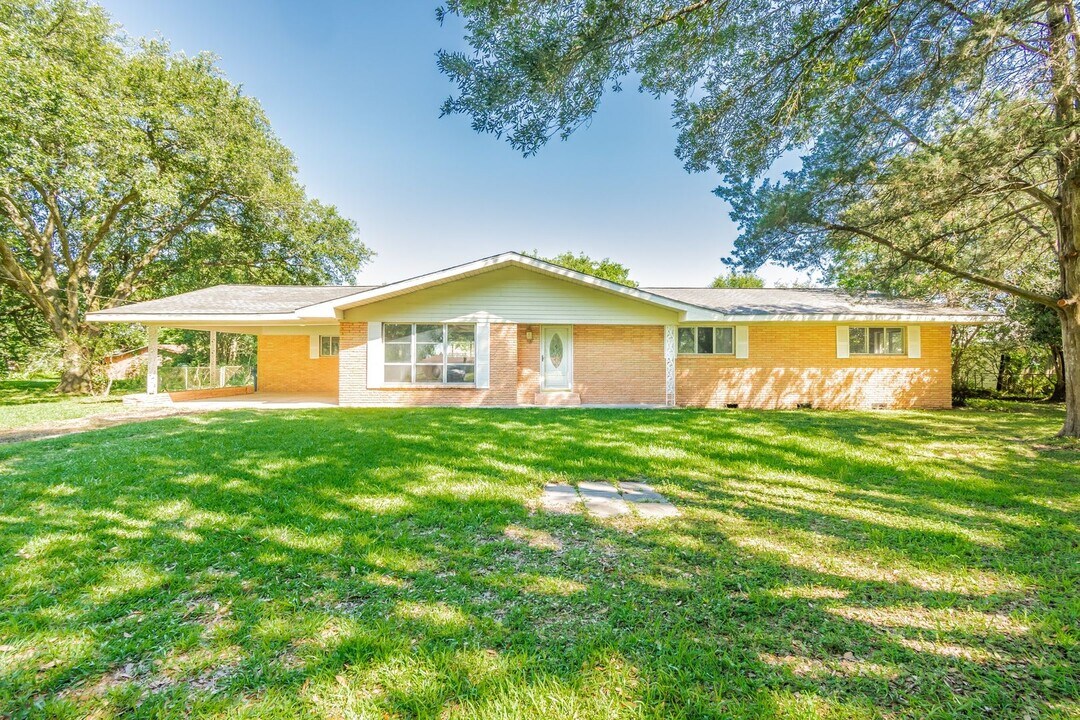 1106 La Neuville Rd in Lafayette, LA - Building Photo