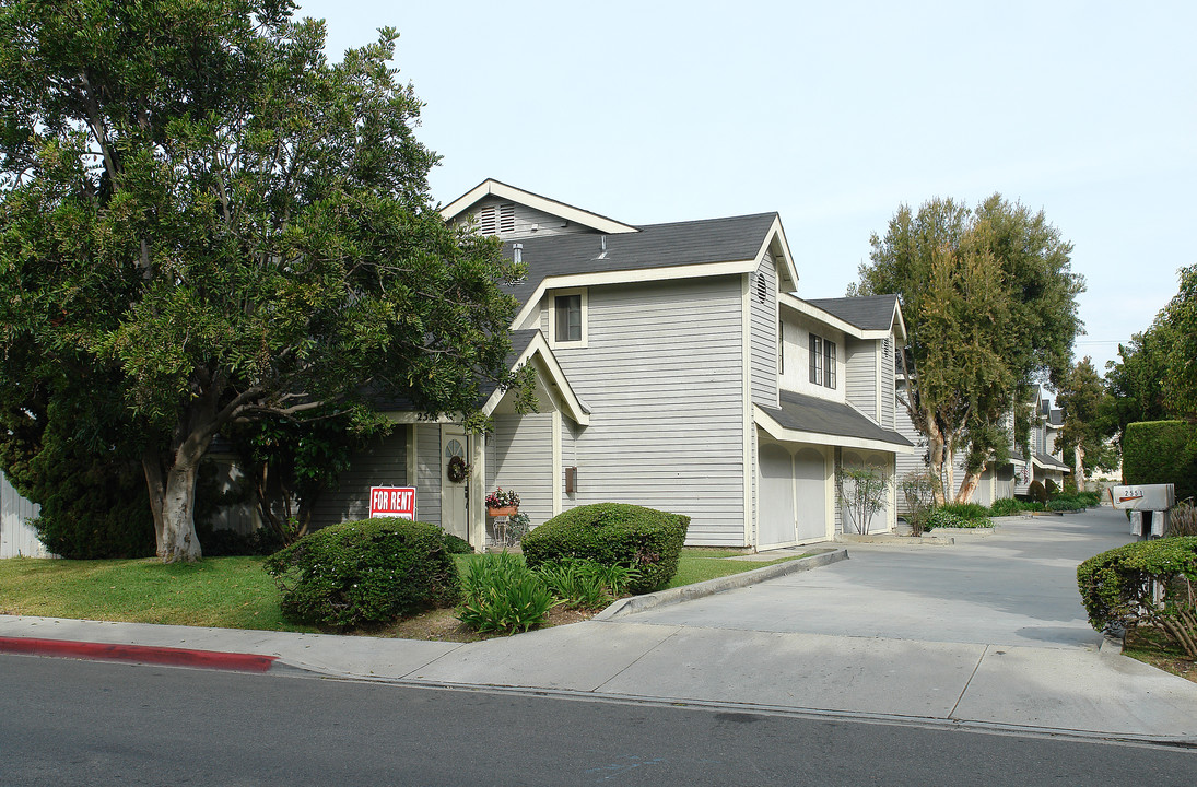 2551 Elden Ave in Costa Mesa, CA - Building Photo