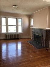 42 Quaker Ln S in West Hartford, CT - Building Photo - Building Photo