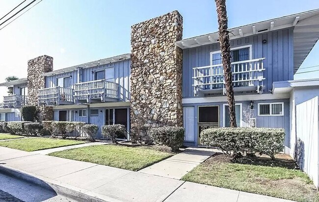315 N Acacia Ave in Fullerton, CA - Foto de edificio - Building Photo