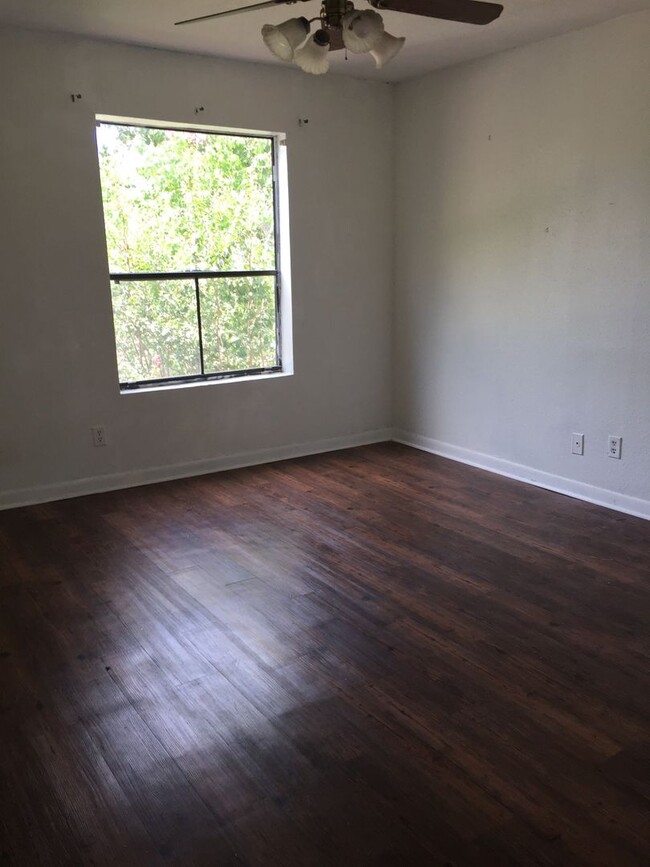 property at 904 University Oaks Blvd