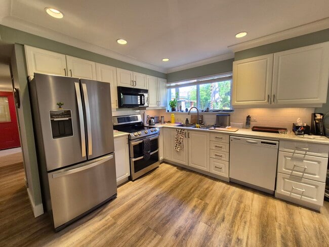 941 Avrill Rd in Langford, BC - Building Photo - Building Photo