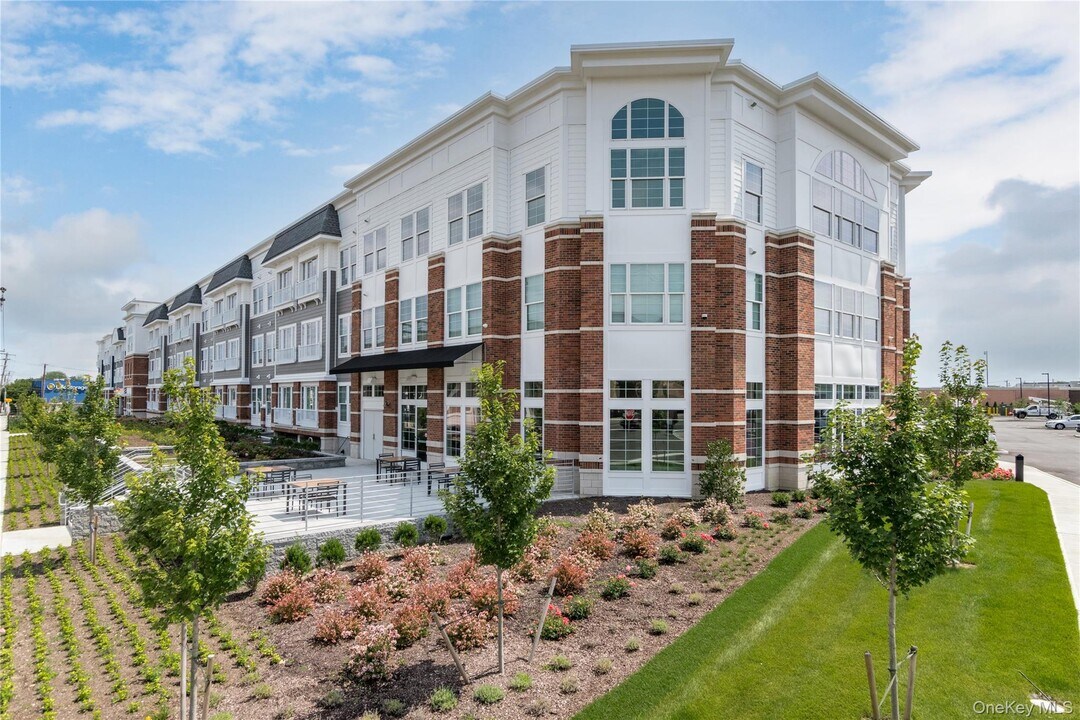 2069 E Hoffman Ave in Lindenhurst, NY - Building Photo