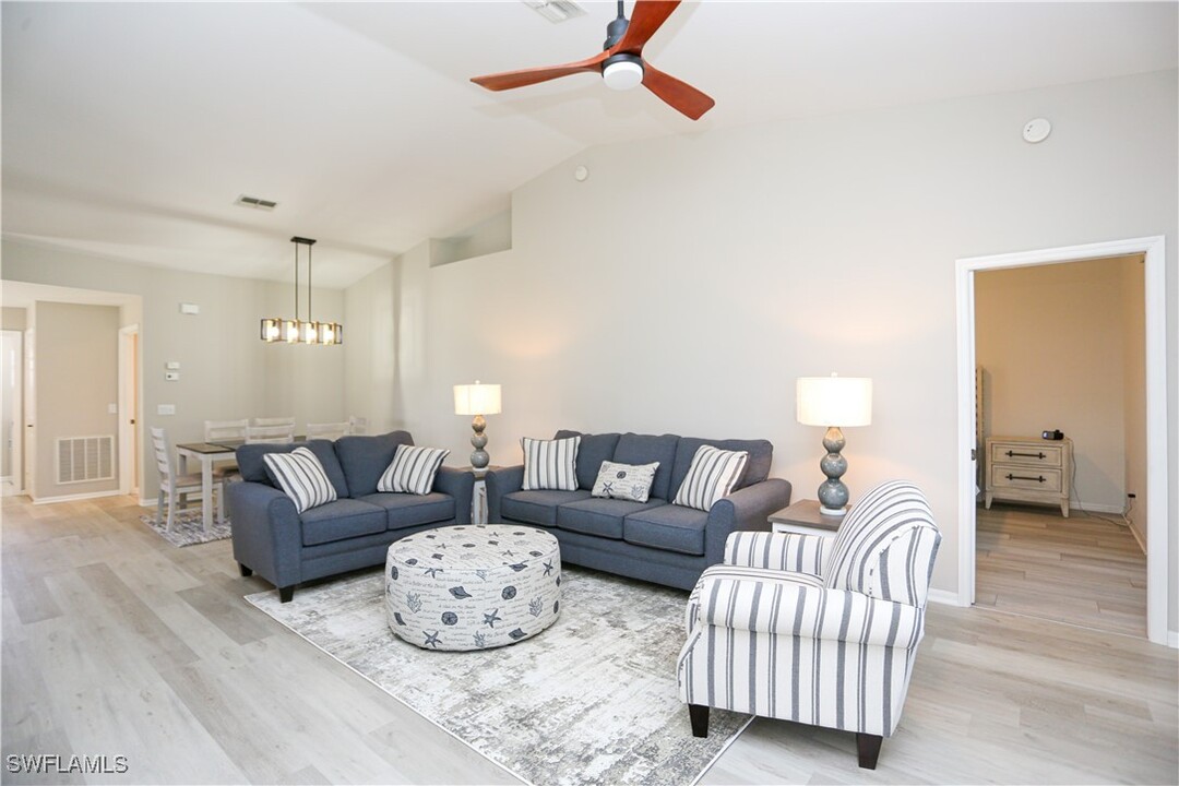 5636 Whisperwood Blvd in Naples, FL - Building Photo