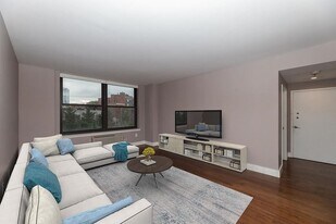 102 Christopher Columbus Dr in Jersey City, NJ - Building Photo