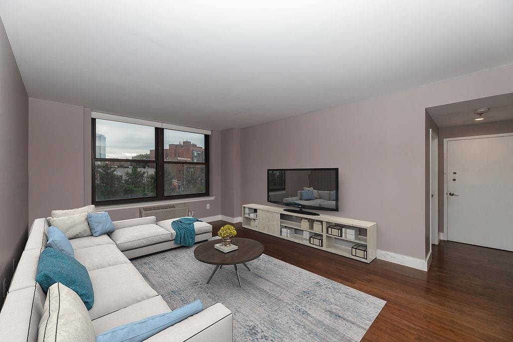 102 Christopher Columbus Dr in Jersey City, NJ - Building Photo