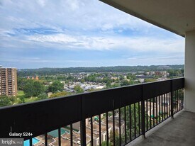 5300 Holmes Run Pkwy in Alexandria, VA - Building Photo