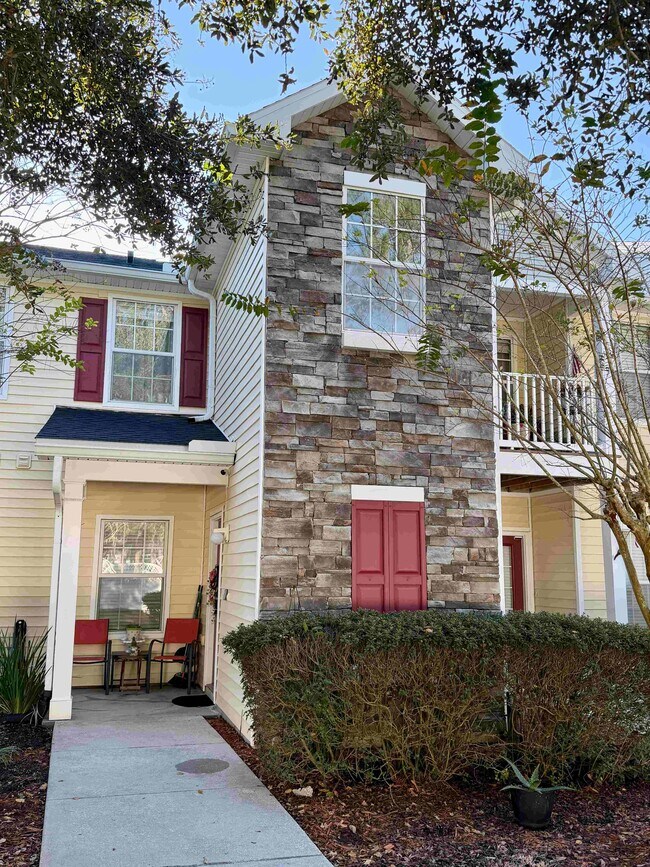 property at 575 Oakleaf Plantation Pkwy