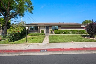 1605 Carmel Cir E in Upland, CA - Building Photo