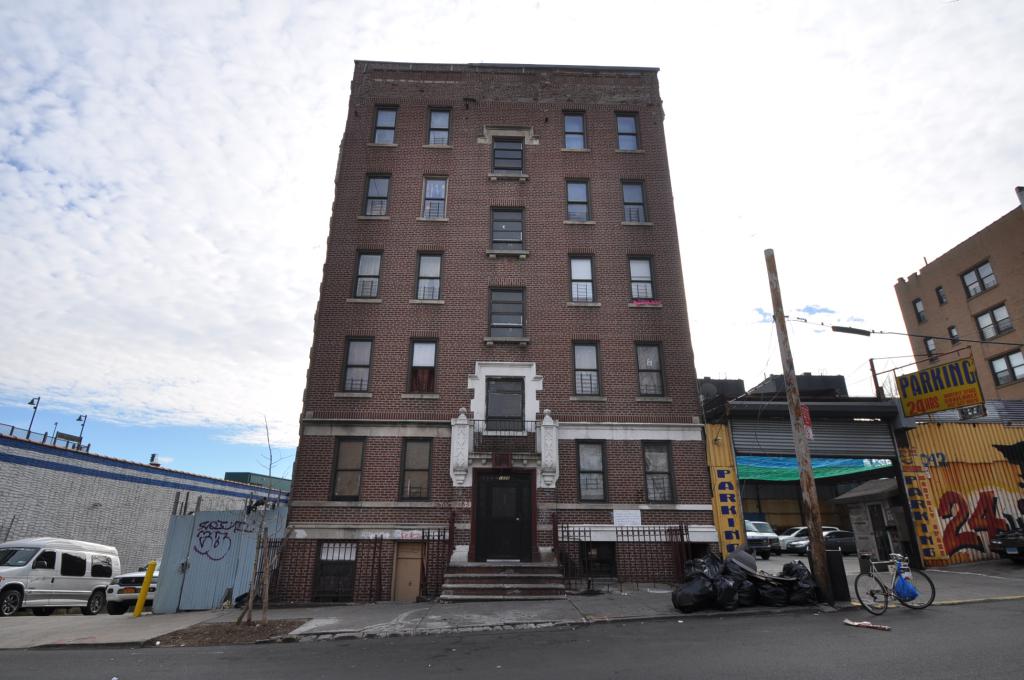 1050 Lowell St in Bronx, NY - Foto de edificio